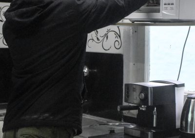 cocinando en microhondas en Alohate Hotel Estudiantil